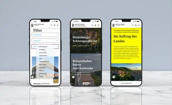 Drei Smartphones mit je einer Website des Landes Baden-Württemberg.